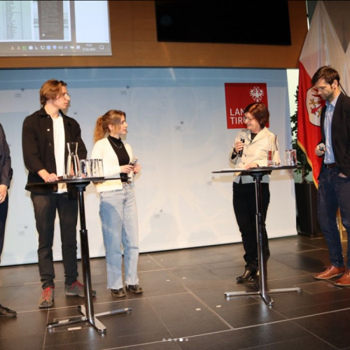 Dr. Bibermann, Prof. Christian Matthies und SchülerInnen