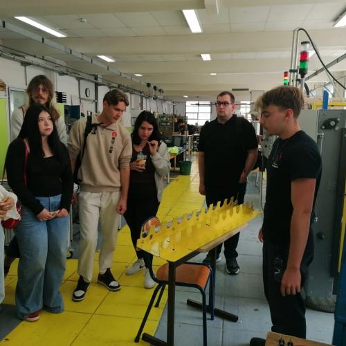 Foto 1_Die Elektrotechniker erklären uns ihre Arbeit